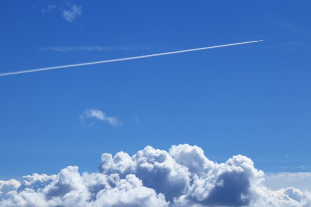 Ini Alasan Kenapa Pesawat Meninggalkan Jejak Putih di Langit (2)