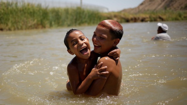 Anak-anak berenang di perbatasan Meksiko - Amerika Serikat. Foto: Jose Luiz Gonzalez/Reuters