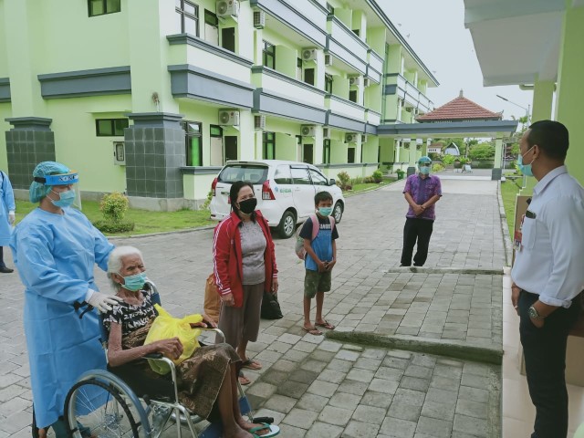 Suasana saat pelepasan pasien COVID-19 yang telah sembuh - IST