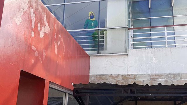 Salah seorang tenaga medis melihat lokasi jatuhnya pasien yang melompat dari balkon lantai 3 Rumah Sakit Ananda, Purwokerto, Kabupaten Banyumas, Jawa Tengah. Foto: Sumarwoto/Antara