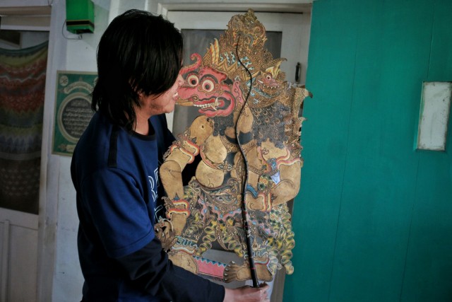 Danar Dwi, pelestari wayang Jekdong yang telah berumur ratusan tahun. Foto-foto: Zulfikar Firdaus