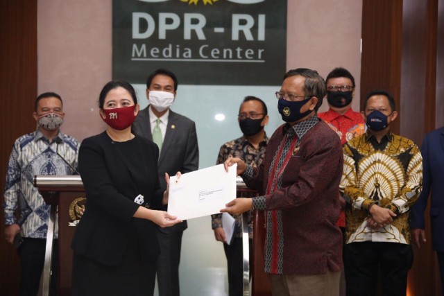 Jajaran menteri Sambangi DPR serahkan surat penundaan RUU HIP ke DPR. Foto: DPR RI