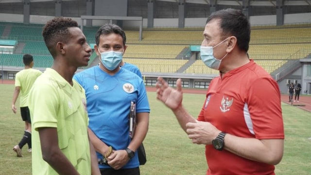 Iwan Bule Sambangi Latihan Timnas U-16 di Stadion Patriot (1086073)