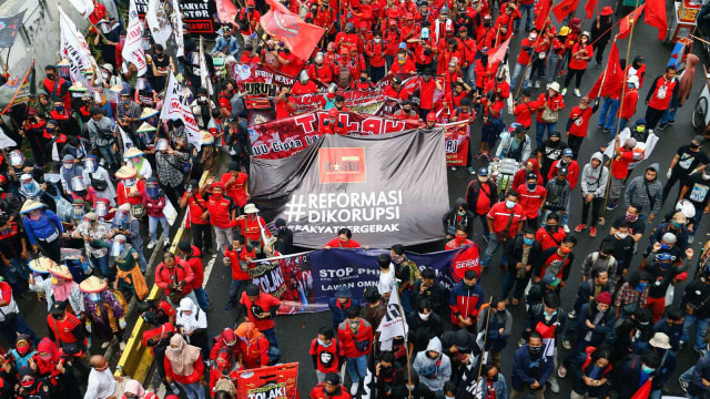 Sejumlah buruh berdemonstrasi menolak Omnibus Law di depan Parlemen RI, Jakarta, Kamis (16/7/2020). Foto: Ajeng Dinar Ulfiana/Reuters
