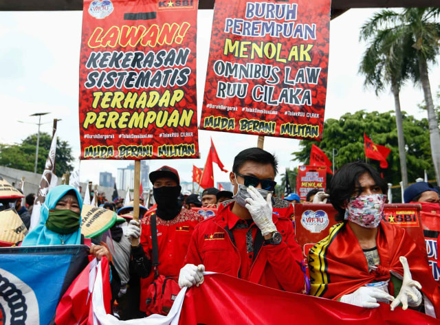Sejumlah buruh memakai masker berdemonstrasi menolak Omnibus Law di depan Parlemen RI, Jakarta, Kamis (16/7/2020). Foto: Ajeng Dinar Ulfiana/Reuters