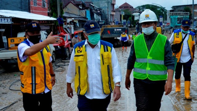 Menteri Pekerjaan Umum dan Perumahan Rakyat (PUPR) Basuki Hadimuljono (kedua kiri) meninjau lokasi banjir bandang di Masamba, Kabupaten Luwu Utara. Foto: Abriawan Abhe/ANTARA FOTO