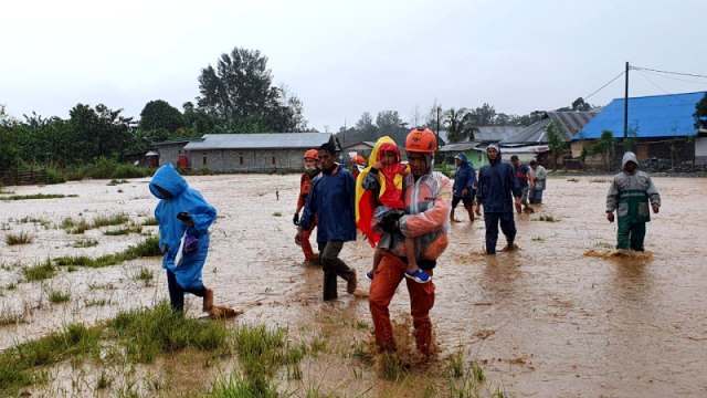 Sejumlah warga dievakuasi oleh Tim SAR akibat banjir yang merendam Desa Dampala, Kabupaten Morowali, Sulawesi Tengah. Foto: Istimewa