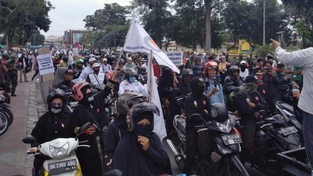 Ratusan massa " Ganyang Komunis" saat berunjuk rasa dengan cara konvoi di Kota Medan, Sumatera Uta, Kamis (16/7). Foto: Rahmat Utomo/kumparan