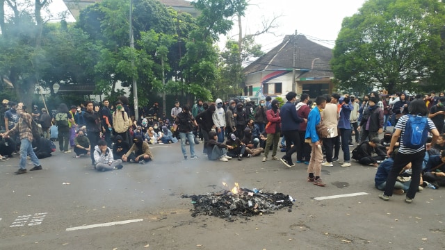 Sejumlah mahasiswa melakukan aksi unjuk rasa di depan Kantor DPRD Jawa Barat, Kamis (16/7).  Foto: Rachmadi Rasyad/kumparan