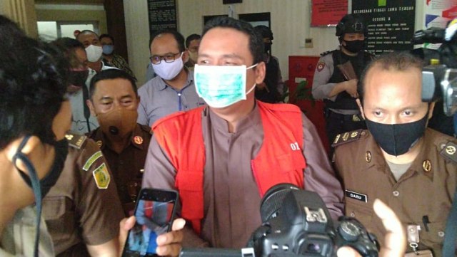Direktur PDAM Kudus, AH saat akan dibawa ke rutan Mapolda Jateng dari Kejati Jawa Tengah. Foto: Afiati Tsalitsati/kumparan