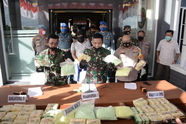 Ekspose penangkapan penyelundupan narkoba di Mako Lantamal IV, Kamis (16/7). Foto: Dok: Lantamal IV.