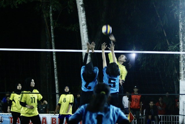 Tim Bola Voli Putri Dusun Cokrobedog (kuning) mengalahkan tim Dusun Kramat (biru) dalam final Pordes Sidoarum pada tahun lalu. Foto oleh : Agam Shani Rasyid