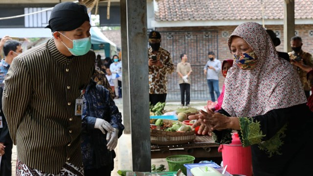Gubernur Jateng Ganjar Pranowo saat meninjau pasar. Foto: Dok Pemprov Jateng