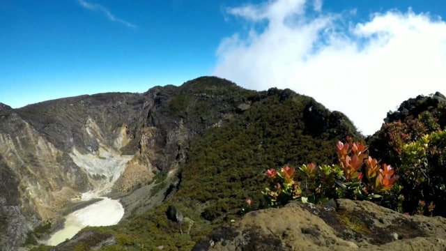 Pemandangan kawah di puncak Ciremai. Foto: Harley Sastha
