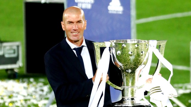 Pelatih Real Madrid Zinedine Zidane memegang piala kemenangan pada La Liga Santander di Stadion Alfredo Di Stefano, Madrid, Spanyol, (16/7). Foto: Sergio Perez REUTERS