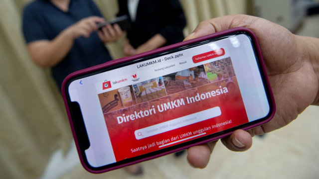 Petugas Kemenkominfo menunjukkan situs direktori UMKM Indonesia, lakumkm.id yang dibuat untuk mendukung Gerakan Nasional Bangga Buatan Indonesia (Gernas BBI). Foto: Aditya Pradana Putra ANTARA FOTO