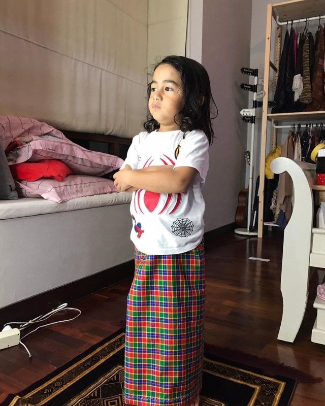 Anak Meisya Siregar, Bambang salat jumat di rumah aja. Foto: Instagram Meisya Siregar 