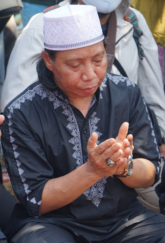 Keluarga dan kerabat menghadiri pemakaman jenazah Omas di TPU Cisalak, Depok, Jawa Barat, Jumat (17/7).  Foto: Ronny