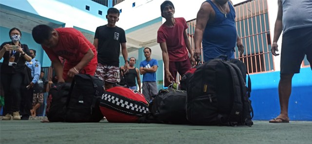 Warga Negara Filipina yang akan dideportasi mengemasi barang-barangnya selama berada di Rudenim Manado