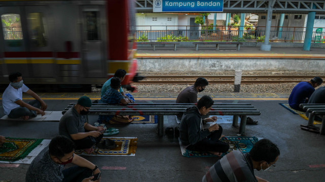 Sejumlah umat muslim melaksanakan ibadah salat Jumat di Peron Stasiun KRL Kampung Bandan, Jakarta Utara, Jumat (17/7/2020). Foto: GALIH PRADIPTA - ANTARA FOTO