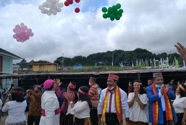 Acara pelepasan balon oleh Bupati Manggarai Timur, Wakil bupati dan Uskup Ruteng saat peresmian RSUD. Borong. Foto: istimewa.