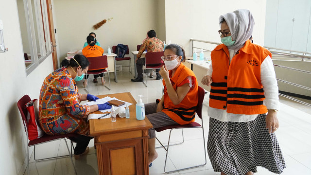 Eks Komisioner KPU hingga Mantan Dirut Jiwasraya Jalani Swab Test di Rutan KPK (7127)