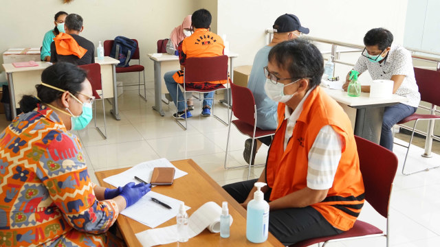 Eks Komisioner KPU hingga Mantan Dirut Jiwasraya Jalani Swab Test di Rutan KPK (7126)