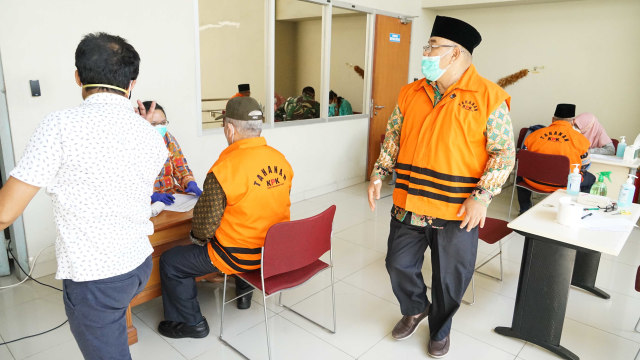 Eks Komisioner KPU hingga Mantan Dirut Jiwasraya Jalani Swab Test di Rutan KPK (7124)