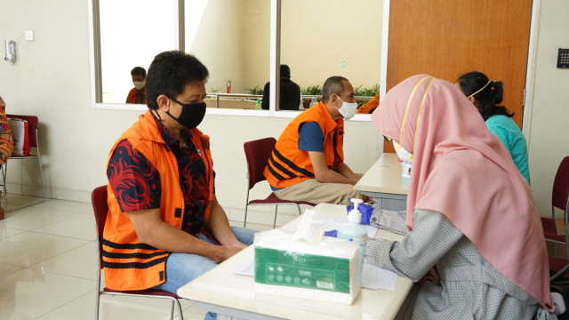Eks Komisioner KPU hingga Mantan Dirut Jiwasraya Jalani Swab Test di Rutan KPK (7125)