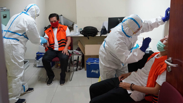 Eks Komisioner KPU hingga Mantan Dirut Jiwasraya Jalani Swab Test di Rutan KPK (7130)