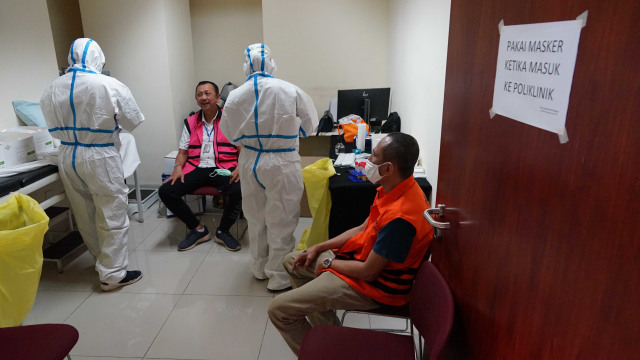 Eks Komisioner KPU hingga Mantan Dirut Jiwasraya Jalani Swab Test di Rutan KPK (7129)