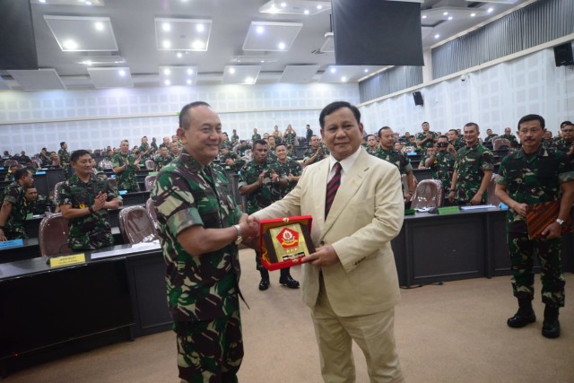 Komandan Sesko TNI Marsekal Madya TNI Dedy Permadi (kiri) dan Menteri Pertahanan, Prabowo Subianto. (Kemhan.go.id)