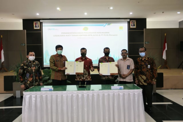 Penandatanganan kerja sama PLN dan BPN Aceh. Foto: Dok. Mukhtar Juned