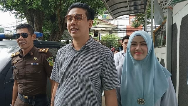 Pablo Benua dan Rey Utami di Pengadilan Negeri Jakarta Selatan, Rabu (19/2). Foto: Giovanni/kumparan