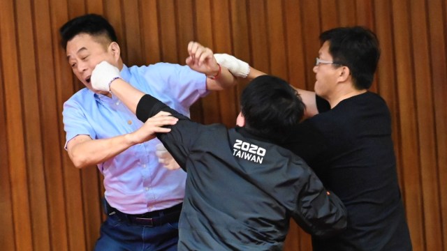 Foto: Aksi Saling Pukul Warnai Pemungutan Suara di Parlemen Taiwan (1171071)