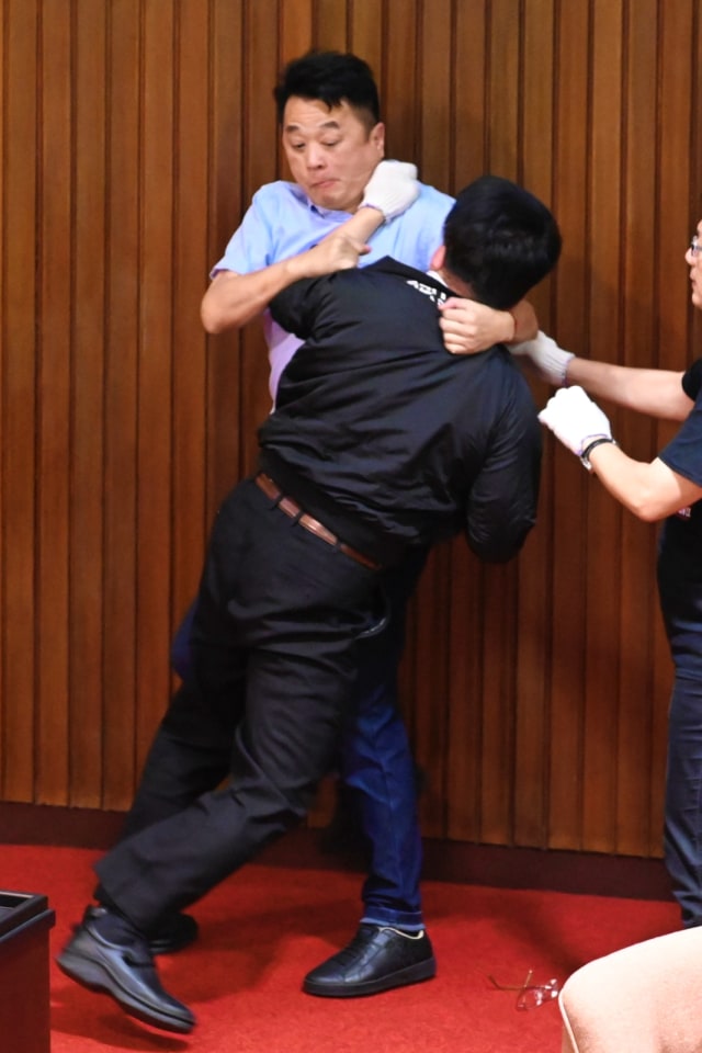 Anggota parlemen dari partai Taiwan Kuomintang (KMT), Taiwan Lu Ming-che (kiri) berkelahi dengan Wu Ping-jui (kanan) anggota parlemen dari Partai Demokrat Progresif (DPP). Foto: Sam Yeh -  AFP