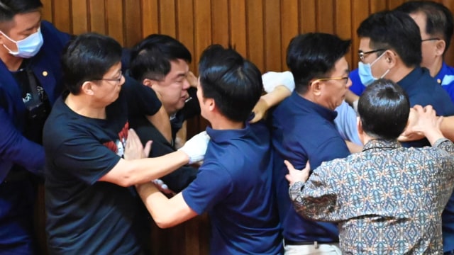 Foto: Aksi Saling Pukul Warnai Pemungutan Suara di Parlemen Taiwan (1171070)