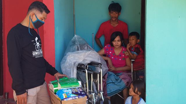 Penyaluran bantuan dari Kitabisa bersama PaluPoso partner kumparan, untuk Paramita (29), seorang ibu rumah tangga korban gempa Palu yang lumpuh, di Kota Palu, Jumat (17/7). Foto: PaluPoso