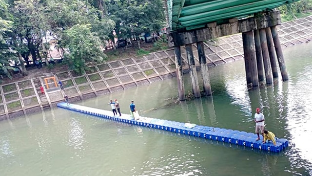 Pemasangan kubus apung di Banda Bakali, Kota Padang untuk mengatisipasi sampah sampai ke laut (Foto: DLH Kota Padang)