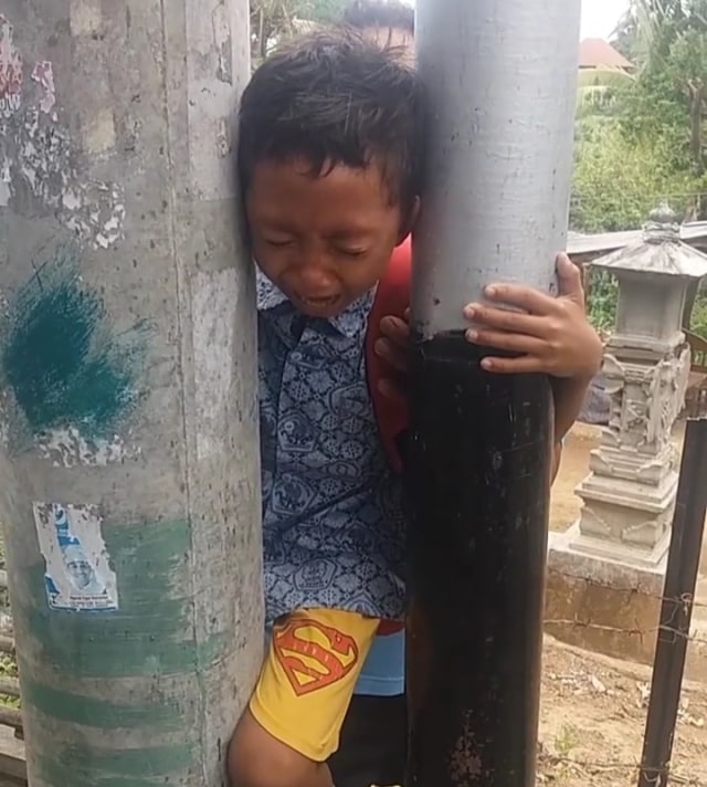 Viral video penyelamatan seorang bocah terjepit di tiang listrik. (Foto: Instagram/Tangkapan Layar @iam.dewategeh)