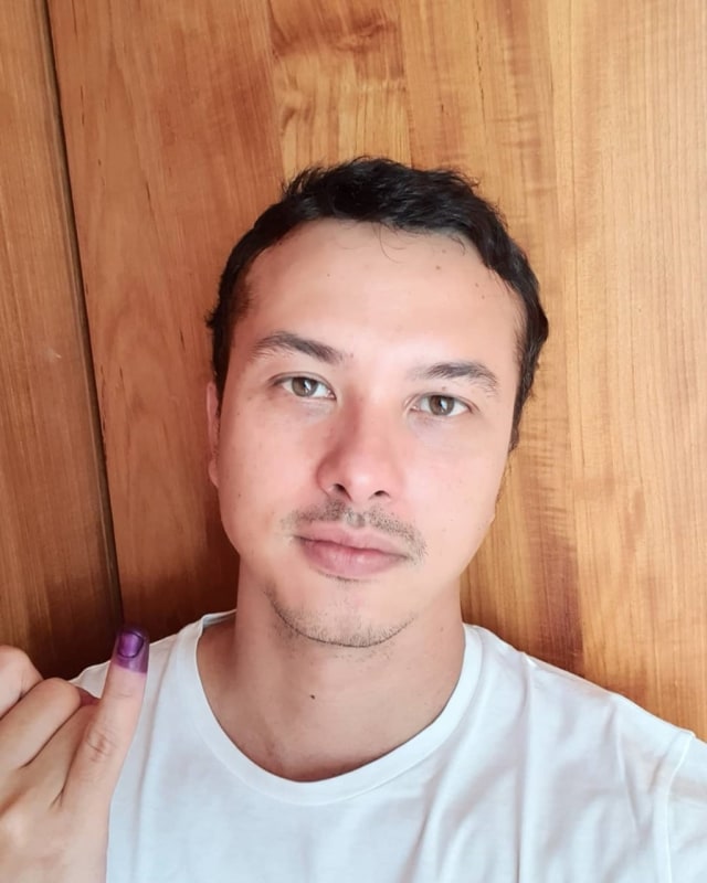 Nicholas Saputra unggah foto selfie perdana saat pemilu. Foto: Instagram @nicholassaputra