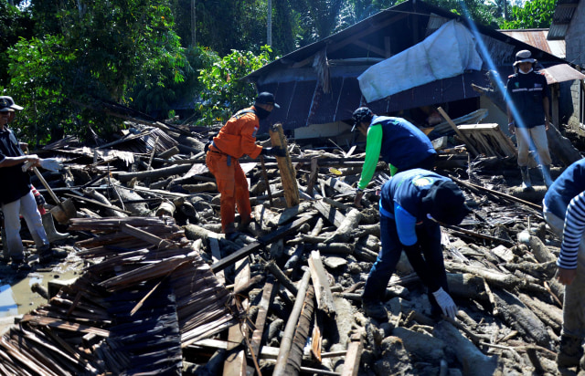 Tim SAR gabungan melakukan pencarian korban banjir bandang di Desa Radda, Kabupaten Luwu Utara, Sulawesi Selatan. Foto: Abriawan Abhe/Antara Foto