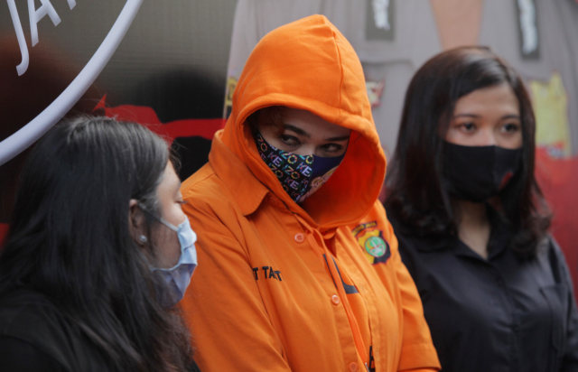 Catherine Wilson (tengah) saat rilis kasus narkotika di Polda Metro Jaya, Jakarta, Sabtu (18/7). Foto: Reno Esnir/Antara Foto