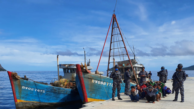 Kapal dan awak Kapal Ikan Asing (KIA) Vietnam yang berhasil diamankan Prajurit TNI AL awak KRI Yos Sudarso-353 di Natuna, Kepulauan Riau. Foto: Ardi/Antara Foto