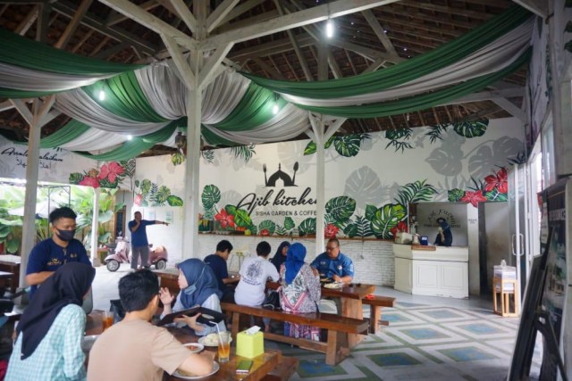 Suasana tempat Ajib Kitchen Bandar Lampung, Sabtu (18/7) | Foto Dimas Prasetyo/Lampung Geh
