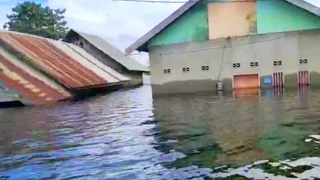 Rumah warga terendam banjir di Desa Wonua Monapa, Kecamatan Pondidaha, Kabupaten Konawe Sulawesi Tenggara, Sabtu (18/7). Foto: Harianto - Antara