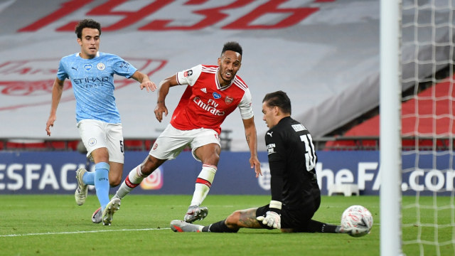 Pemain Arsenal Pierre-Emerick Aubameyang (tengah) saat mencetak gol ke gawang Manchester City. Foto: Justin Tallis -Reuters