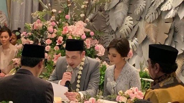 Tidak Digelar Secara Mewah, 5 Artis Ini Menikah dengan Sederhana (5247)