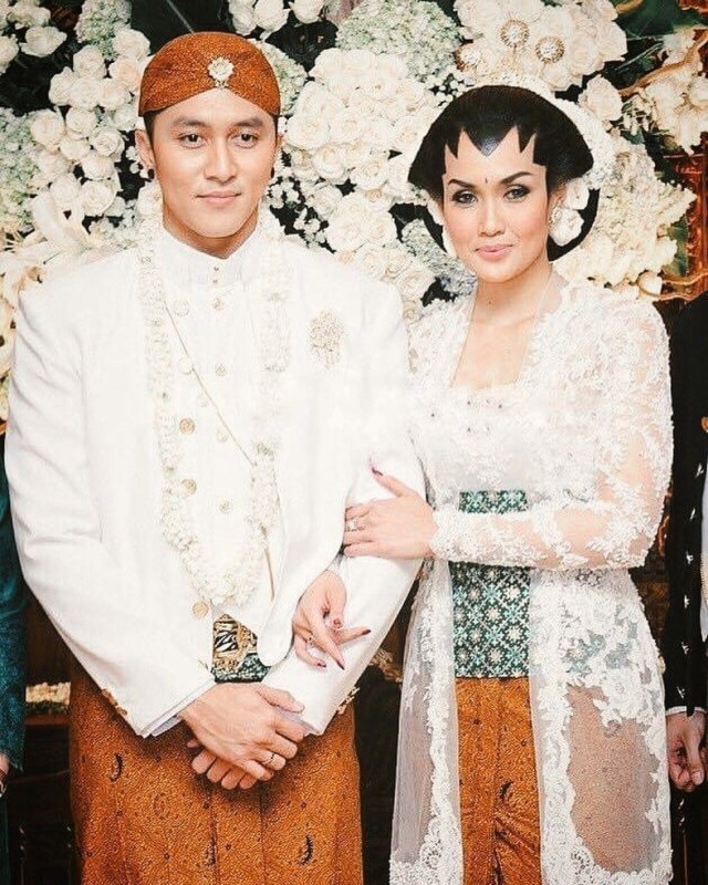 Tidak Digelar Secara Mewah, 5 Artis Ini Menikah dengan Sederhana (5243)