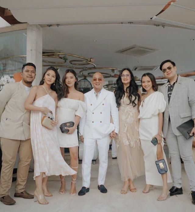 Tidak Digelar Secara Mewah, 5 Artis Ini Menikah dengan Sederhana (5244)